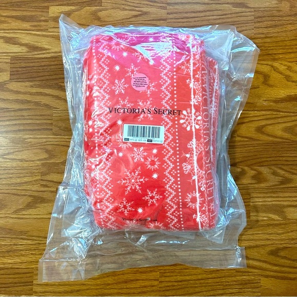 Victoria’s Secret plush fleece blanket Christmas holiday red white snowflake ‘22 - Picture 4 of 6